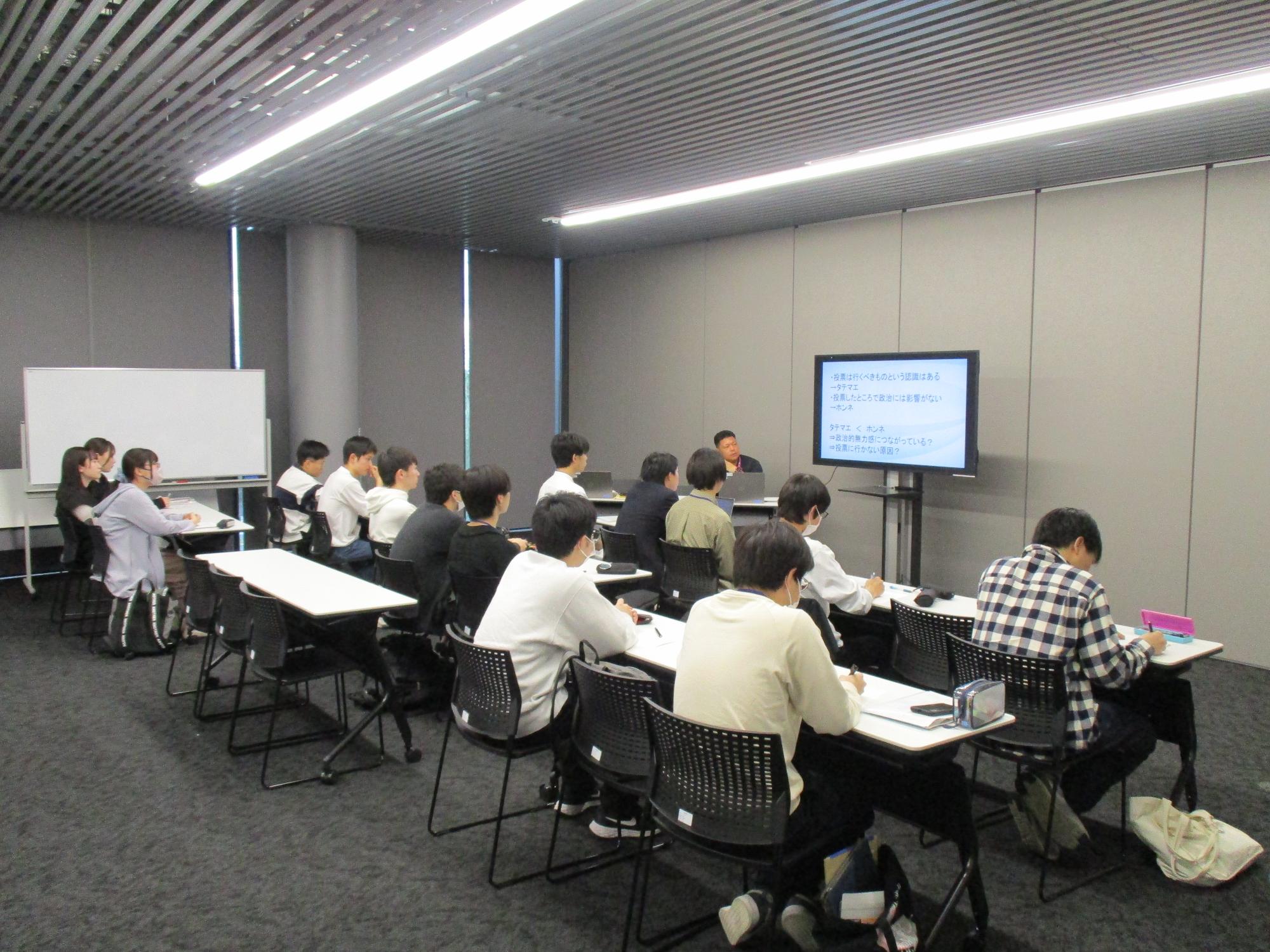 モニターの資料で学ぶ学生たち