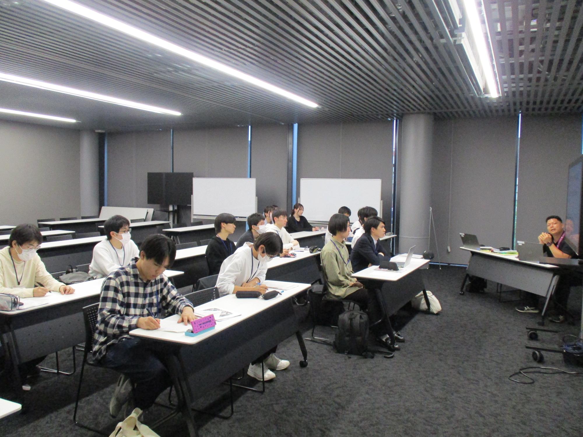 講師の話を聞く学生たち