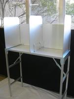 のぞき見防止用の仕切りが用意された記載台の写真