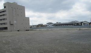 解体工事が終了して更地となった旧市立病院跡地の風景写真