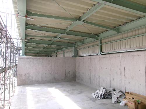 屋外ストックヤードに金属製の屋根と壁を設置した状況です。
