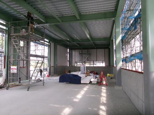 屋内ストックヤードのベール品を保管する部屋の壁を施工中の状況です。