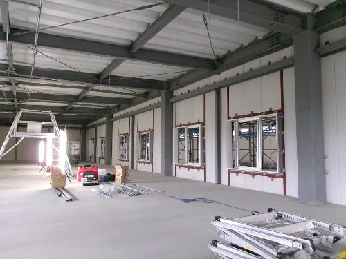 屋内ストックヤード2階のサッシを取り付けた状況です。