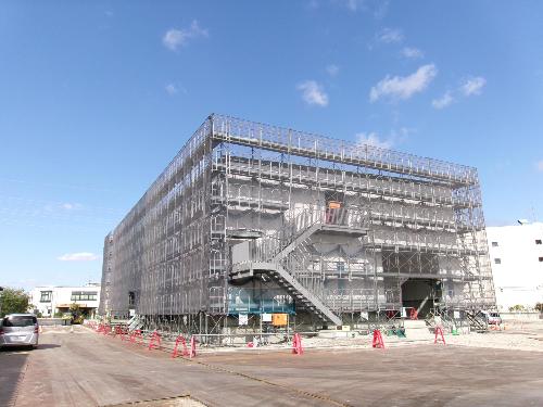 屋内ストックヤードの壁、屋根を設置した状況です。