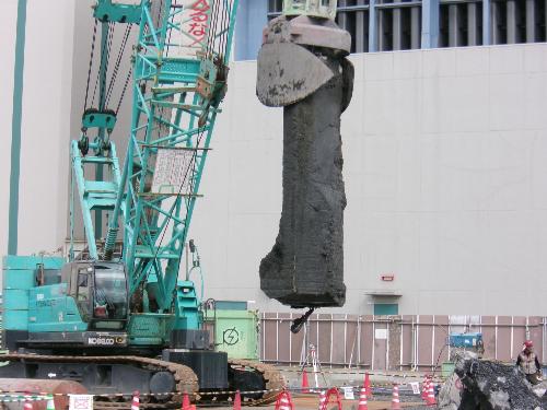 堀り出された基礎の部分のコンクリート塊