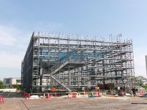 屋内ストックヤードの外観で、外部足場を組立した状況です。