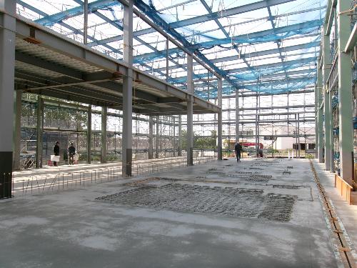 屋内ストックヤード1階床部分のコンクリート打設状況です。