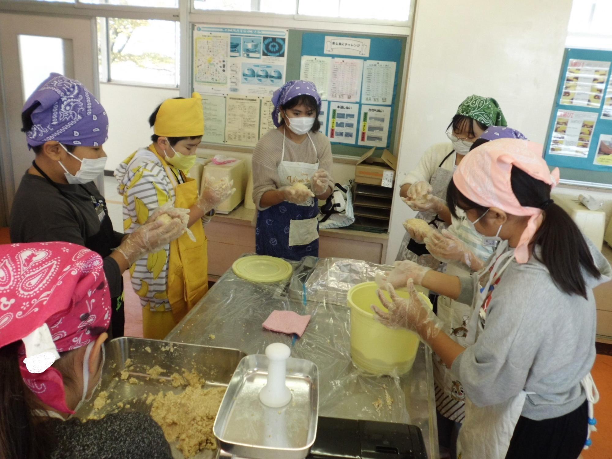 みそだんごを作る様子1