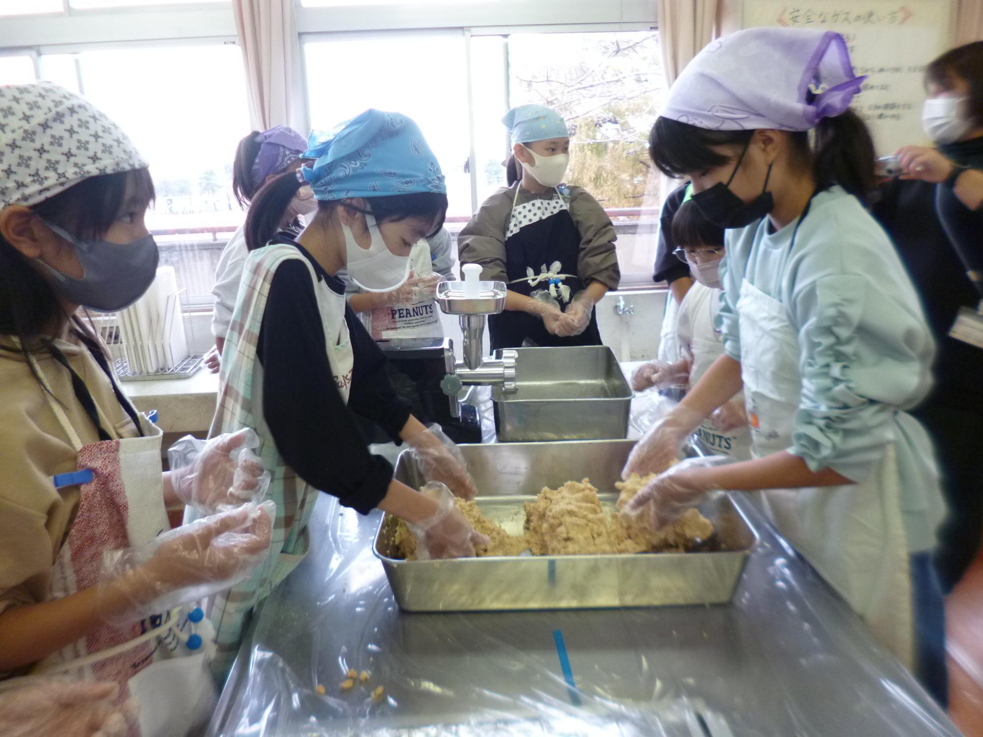 大豆、麹、塩をよく混ぜます。