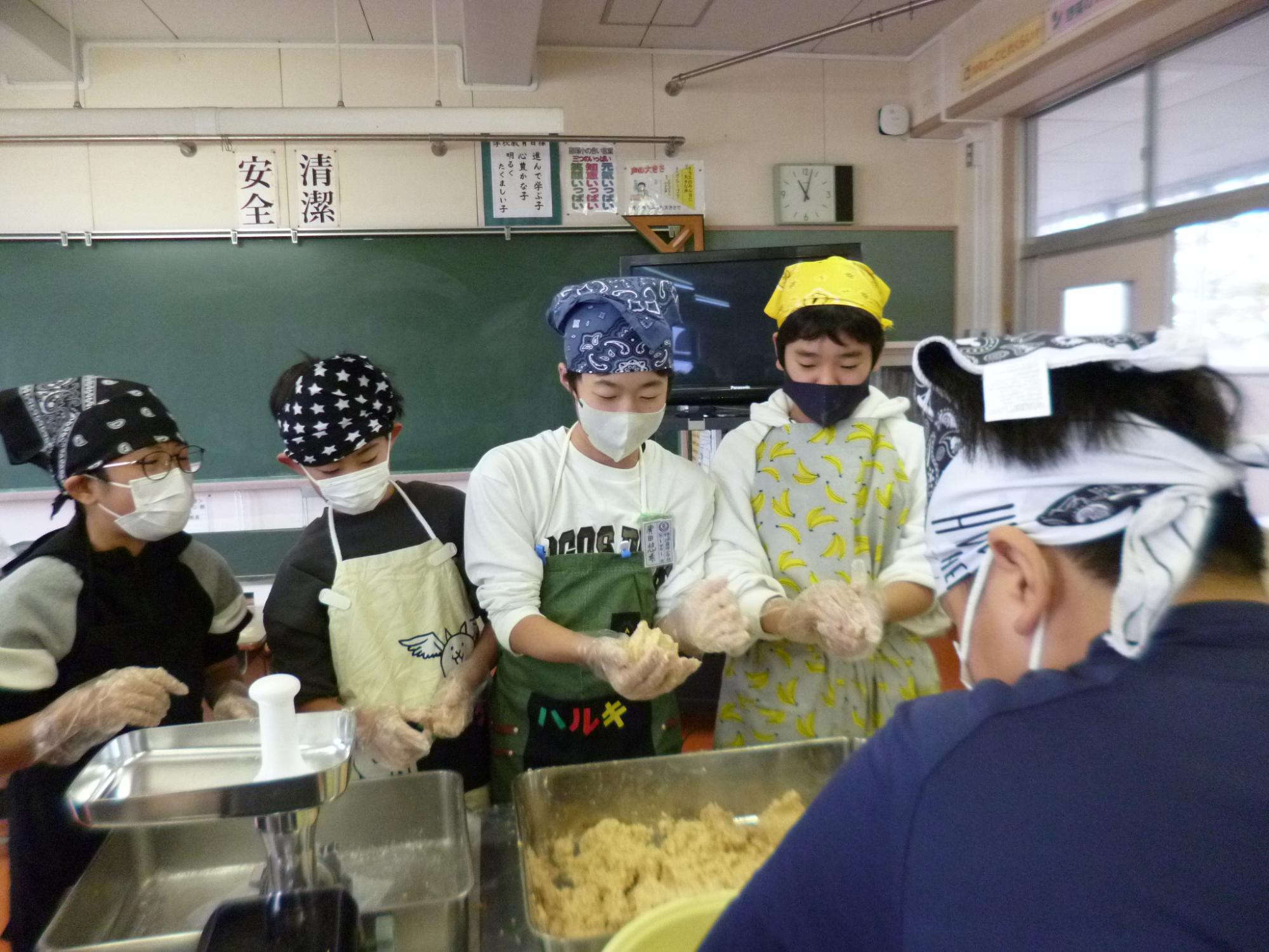 大豆とこうじと塩を混ぜている様子