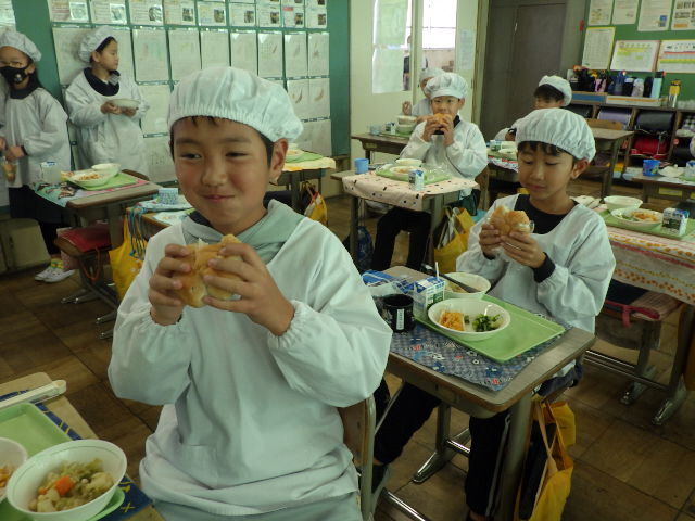 給食を食べる子どもの様子