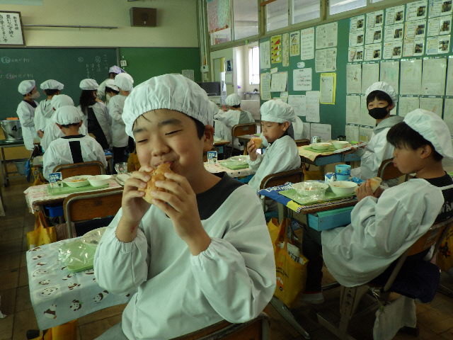 給食を食べる子どもの様子