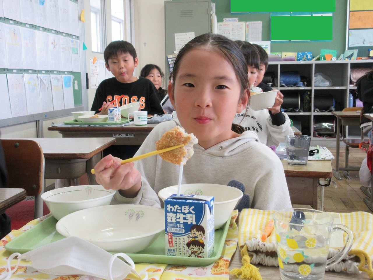 こどもたちが給食を食べている風景