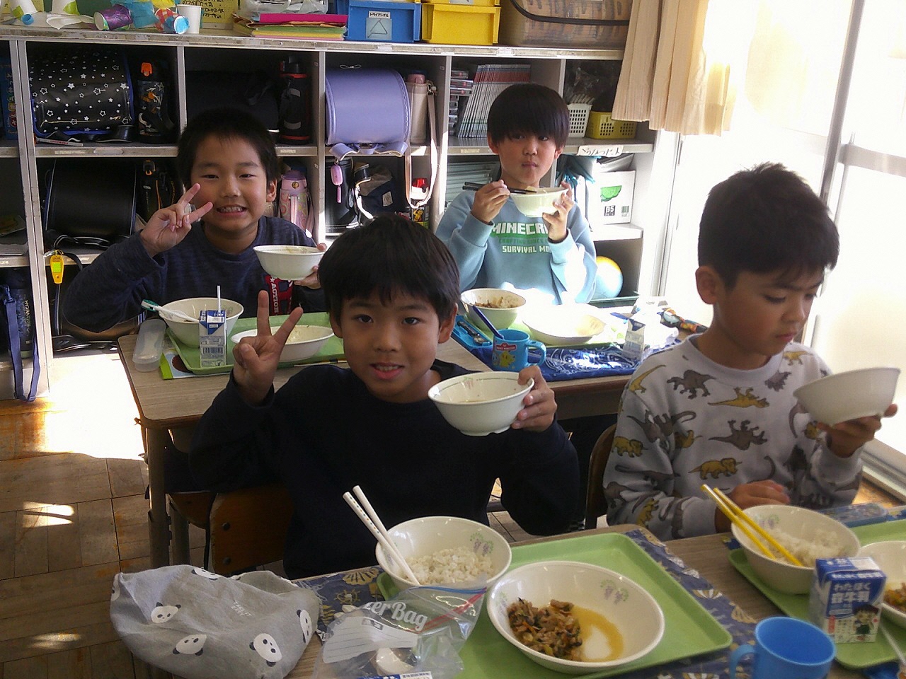 給食を食べる子どもの様子