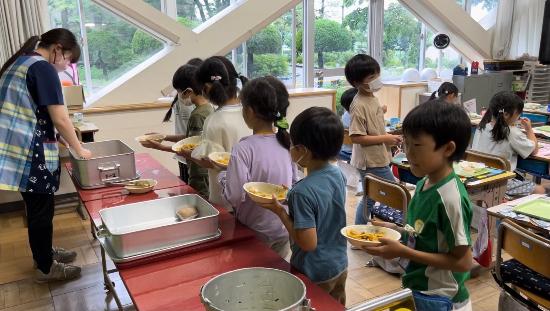 地場産の給食を食べる様子