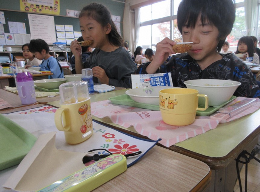 給食を食べる子どもの様子