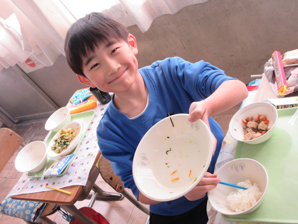 給食を食べる子どもの様子
