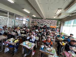 生産者さんたちに感謝しながら、学校を食べている様子