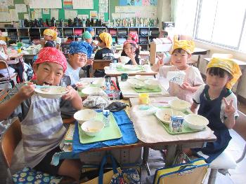 給食を食べる子どもの様子