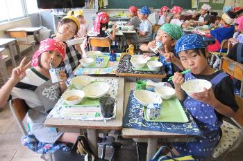 給食を食べる子どもの様子