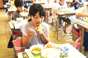 地場産の給食を食べる様子