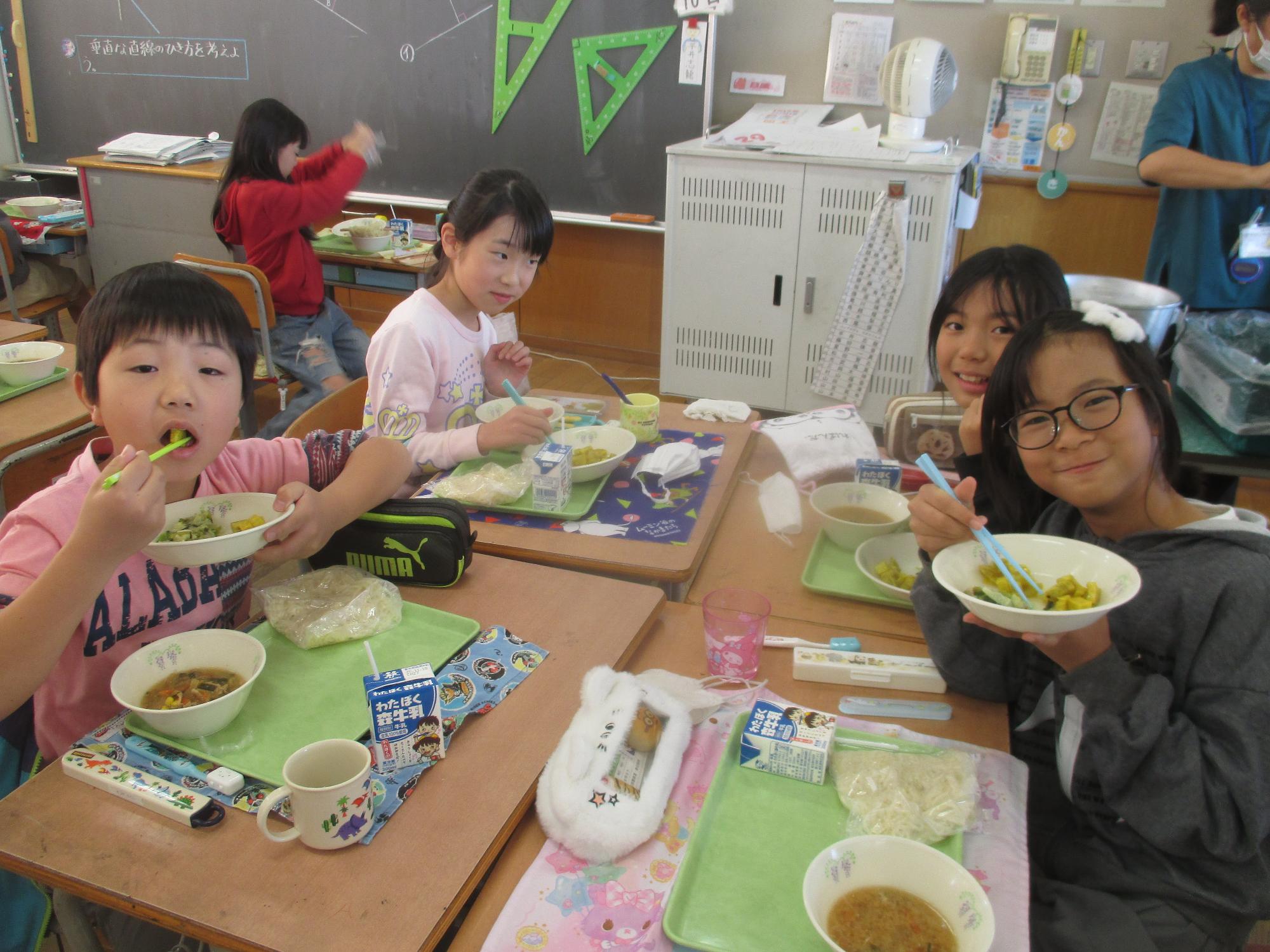給食を食べる子どもの様子