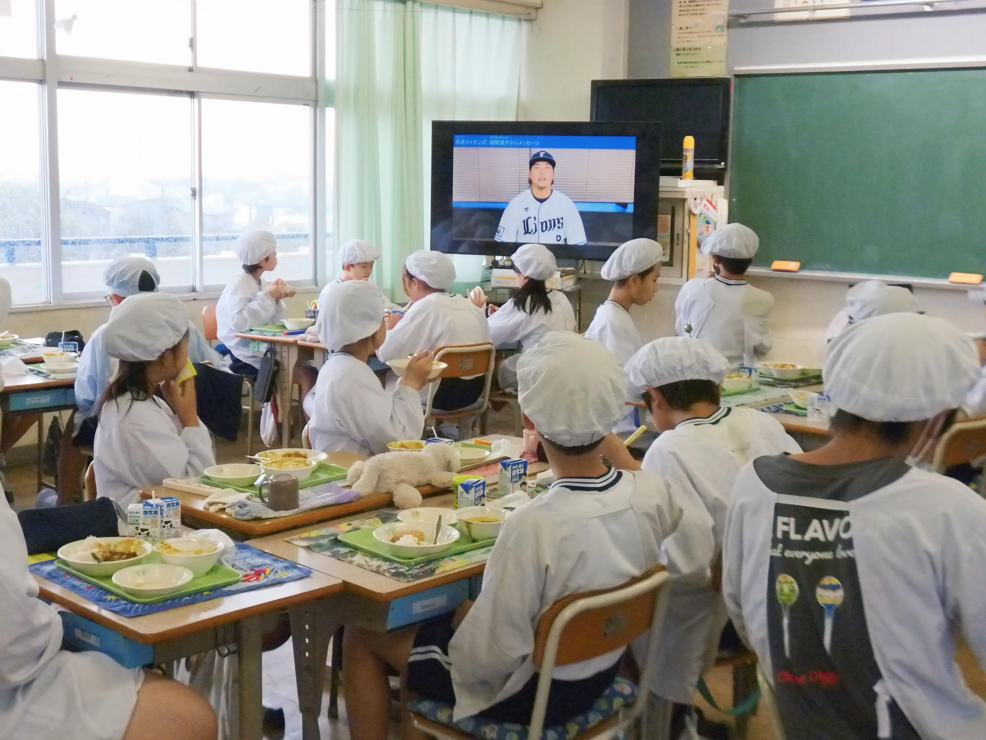 蛭間選手の動画を見ながら喫食している様子