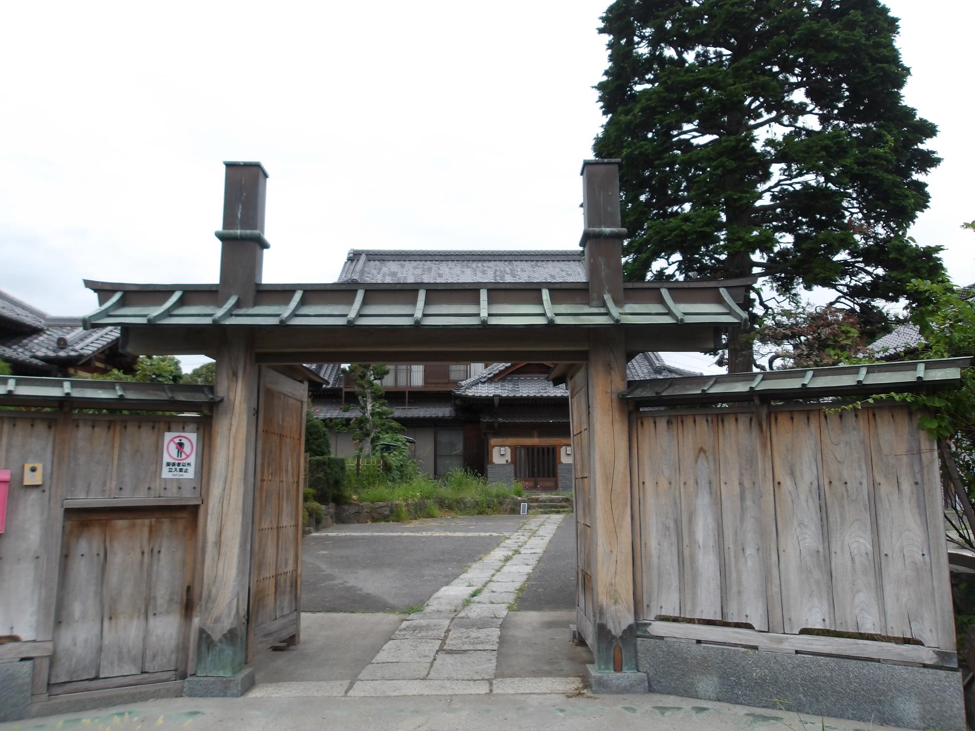 門構えも迫力があります
