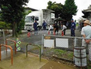 地震体験車の前で行われた、消火器使用訓練の実施風景の写真