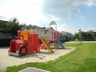 子育てふれあい公園リニューアル事業によってリニューアルされた、粕壁東第3公園の遊具類の写真