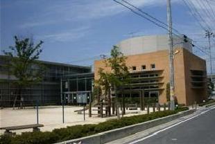 屋外広場側より撮影された、ハーモニー春日部の外観の写真